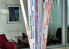 Alcune tipologie di angolari. Posizionati ai quattro angoli del pallet, gli angolari garantiscono stabilita' al tutto. Un tempo, al loro posto, i pallet venivano avvolti da reti plastiche - lunghe fino a 40 metri! - che generavano enormi problemi di scarto e di intralcio alle operazioni di movimentazione dei pallet stessi. Gli angolari in cartone hanno una resistenza di 25 giorni su un pallet del peso di una tonnellata.