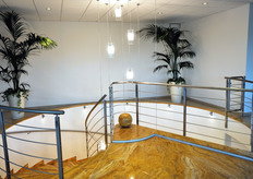 Il piano degli uffici, con la scala che collega all'ingresso.