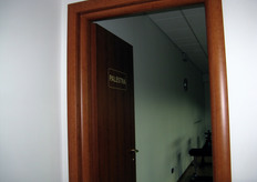 La struttura prevede perfino una sala attrezzi per un po' di salutare ginnastica nei momenti di pausa del personale!