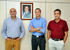 I fratelli Graziani insieme al ritratto del padre Guido.