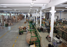 Vista dall'alto della sala di lavorazione dove vengono realizzati gli angolari.