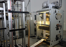 "Gli angolari vengono avvolti da un "cappotto" esterno di carta liscia, stampigliata con i marchi richiesti dal cliente."