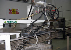 Fase della distribuzione di colla sui diversi elementi che andranno a costituire l'angolare.