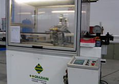 Al termine del processo, una potente taglierina ad aria compressa divide la fascia negli angolari di misura prevista.