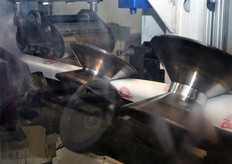 Fase della piegatura della fascia di cartone, da disteso a conformato in angolare.