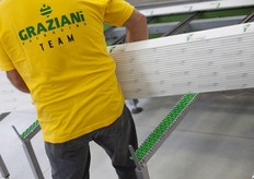 Fase di raccolta degli angolari, che andranno poi imballati e spediti al cliente.