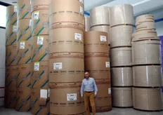Enorme colonna di bobine di cartone. Nella foto: Roberto Graziani.