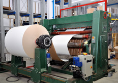 Prima di diventare materia prima per gli angolari, le bobine necessitano di essere srotolate e tagliate in dischi di diametro idoneo alle esigenze della lavorazione. L'operazione di taglio delle bobine - che richiede fino a 45 minuti di tempo - viene eseguita mediante questo macchinario.