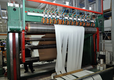 Dopo aver disteso la carta mediante appositi rulli, la macchina effettua il taglio.