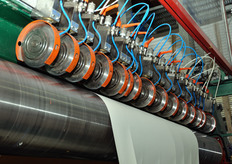 Particolare delle taglierine rotanti, che vengono posizionate manualmente da un operatore alle distanze richieste per il taglio.