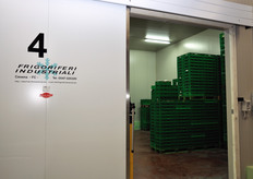 Lo stabilimento e' dotato di alcune celle frigo regolate su diverse temperature, per le esigenze di breve stoccaggio della merce da avviare alle linee di confezionamento o per quella gia' confezionata e in attesa del trasporto.