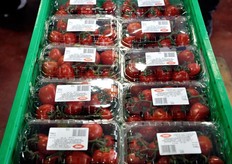 "Pronti a partire per il mercato! Come spiega Alfonso D'Aquila: "Apofruit Italia costituisce un perfetto esempio di filiera corta, se per tale intendiamo non gia' una filiera accorciata geograficamente (Km zero) bensi' una filiera razionale, in grado di risolvere il percorso della merce dal produttore al mercato nel minor numero di passaggi. Percio', a differenza di quanto la definizione possa suggerire, per ottenere una filiera davvero corta serve una grande capacita' organizzativa, grandi investimenti e un'ottima logistica"."