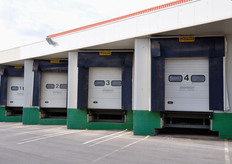 Rampe di carico della merce in partenza dallo stabilimento Apofruit di Donnalucata.