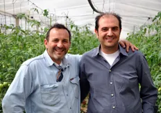 Insieme a Rosario Privitera (a sinistra), specialista del pomodoro per la De Ruiter Sementi (oggi Monsanto Vegetable Seeds), FreshPlaza ha poi visitato le serre dell'associazione di produttori Piombo, operante nel ragusano e rappresentata da Massimo Gambuzza (a destra), figlio di uno dei fondatori dell'azienda.