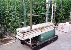 "Carrello elevatore "click clack". Alcuni pulsanti posti sul pianale e manovrabili con i piedi consentono all'operatore di posizionarsi all'altezza richiesta dalle lavorazioni tra i filari."