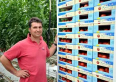 Il proprietario dell'azienda Salvatore Asta, accanto ad un pallet di pomodoro a marchio Orto Kamarina.