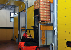 Inserimento del pallet nella cella di maturazione.