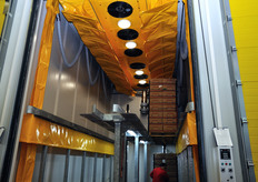 Ogni cella - ce ne sono 8 nello stabilimento - puo' accogliere fino a 24 pallet da 48 casse (19 kg netti ciascuna).