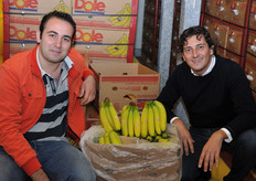 Salvo Aiello, addetto al processo di maturazione, insieme a Riccardo Fragapane.