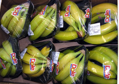 Confezione di vassoi pronta per essere spedita ai clienti. La capacita' organizzativa e logistica di Dole Italia consente di lavorare a ciclo continuo, senza scarti e senza soste.