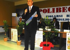 Giuseppe Pellegrini responsabile commerciale della Polibeck Spa, durante il saluto di benvenuto ai partecipanti del meeting, ha parlato delle proprieta' dell’EPS prodotto dalla sua Azienda. Il Polistirene Espanso Sinerizzato, (EPS), e' utilizzato anche nel settore agroalimentare per il confezionamento dei prodotti.