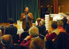 "Vito Vitelli, direttore tecnico del Consorzio Vivaisti Lucani di Scanzano J.co (MT), ha presentato la relazione dal titolo "Il settore vivaistico a supporto della moderna agrumicoltura"."