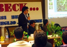 "Carmelo Mennone, direttore dell’Azienda Agricola Sperimentale Dimostrativa "Pantanello" - ALSIA Metaponto (MT), ha presentato la relazione dal titolo "Varieta' e portinnesti per l’agrumicoltura dell’arco ionico"."