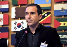 "In rappresentanza della compagnia Dole e di tutte le altre imprese commerciali del settore bananiero, Sylvain Cuperlier ha sottolineato che non soltanto le questioni gia' emerse nel 2005, in occasione di precedenti riunioni, sono ancora attuali, ma che le sfide future saranno ben maggiori di quelle attuali. "L'impronta ecologica e' soltanto la punta dell'iceberg - ha sottolineato Cuperlier - deforestazione, diminuzione delle terre coltivabili, consumo energetico e soprattutto gestione delle risorse idriche saranno i problemi chiave con i quali confrontarsi nel prossimo futuro. In tal senso, il ruolo degli istituti di ricerca sara' fondamentale"."