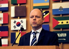 "Ha preso poi la parola Holger Nauheimer, uno dei "facilitatori", cioe' uno degli specialisti che svolgono il compito di facilitare il dialogo tra attori di diverse provenienze e di orientare i lavori dei gruppi verso obiettivi definiti. "Se non mettiamo insieme i pezzi adesso, non lo faremo mai piu'", ha sottolineato."