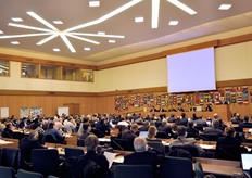 In alto a sinistra, le salette dei traduttori in simultanea.