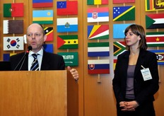 I due facilitatori di Radical Inclusion hanno invitato i partecipanti a dividersi in gruppi, quanto piu' misti e internazionali possibile, per cominciare a lavorare sulle tematiche del Forum.