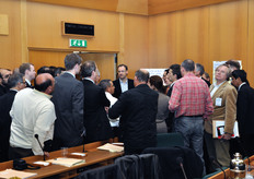 Uno dei gruppi di lavoro si raccoglie intorno ad un facilitatore.