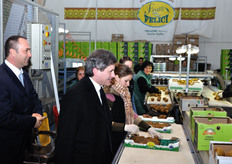 Il Sindaco scambia qualche parola con i lavoratori.