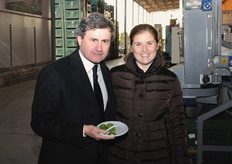 Il Sindaco di Roma gusta un kiwi, in compagnia della moglie di Gianluca De Felice, Alessandra.