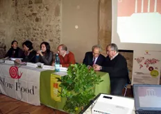 Da destra verso sinistra, Cosimo Dimastrodonato, Ercole Acinapura e Ferdinando Di leo, rispettivamente Presidente Pro-Loco, Assessore all’attività Produttive e Sindaco di Rocca Imperiale (CS).