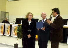 Momento della premiazione del compianto Dott. Giuseppe Laggetto, da parte di Prospero De Franchi (Presidente del Consiglio Regionale di Basilicata). Il premio e' stato ritirato dalla moglie (prima a sinistra nella foto).