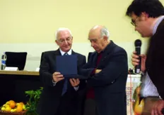 Momento della premiazione di Salvatore Martelli (Presidente del Distretto Ortofrutticolo del Metapontino) da parte di De Franchi.