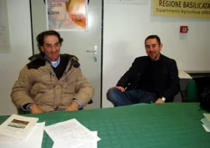 "Da sinistra, Antonio Centonze (A.A.S.D. – "Pantanello") e Antonio Gatto (Presidente del Consorzio per la Valorizzazione dell’Arancia Staccia di Tursi e Montalbano J)."