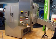 Pelatrice automatica di ananas e meloni. E' l'ultima innovazione ABL, in grado di pelare fino a 12 frutti al minuto siano essi ananas oppure meloni.