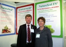 Stand AgriCoat NatureSeal. In rappresentanza Simon Matthews e Karen Murphy.
