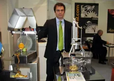 Marco Lucchetti, tecnico commerciale dell'azienda Agrimagic, mostra la macchina pelatrice automatica adatta a frutti e vegetali di piccole dimensioni.