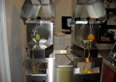 Pelafrutta Strip Inox della Agrimagic. La macchina pelatrice e' adatta a frutti e vegetali di piccole dimensioni quali arance, mele, pere, kiwi, pesche, limoni, cedri, mango, papaya, avocado, pomodori, cipolle, patate, carote e melanzane.