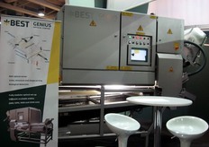 In foto la macchina a selezionatura ottica Genius, adatta a varie colture vegetali, le quali vengono selezionate in base a colore, struttura, forma e caratteristiche biologiche. Il macchinario supporta videocamere, raggi laser e tecnologie a LED.