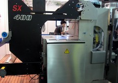 La SmartPacker SX400 e' una macchina confezionatrice verticale intermittente, che utilizza un microprocessore basato sul sistema di controllo Servotronic, in grado di ottimizzare la qualita' di tenuta e rendere facilmente utilizzabile il macchinario.