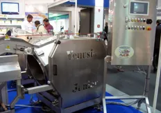 Nel dettaglio vediamo il macchinario Venusa Junior, linea di media produzione ma con processo in automatico per le insalate fresh-cut.