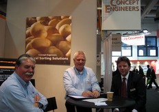 Stand Concept Engineers (Olanda). L'azienda e' specializzata in macchinari di selezione ottica per l'industria agroalimentare. Al centro Frank Tukker (Sales Manager della Concept Engineers) a colloquio con Arjan Brouwer (Sales Manager dell'azienda partner Kiremko).