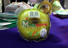 Melaquick: la mela pronta gia' sbucciata. Nata dalla collaborazione tra diVti Quartagamma Srl e il Dipartimento di Scienze degli Alimenti dell'universita' di Udine, sara' presentata in due tipologie, con torsolo o detorsolata a spicchi, cosi' da andare a soddisfare diversi target di clientela.