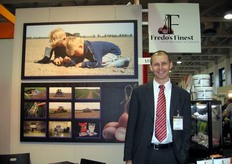 Stand Smit Swifterbant (Olanda). In foto Fredo Smit, in rappresentanza dell'azienda. L'azienda è specializzata in scalogno.