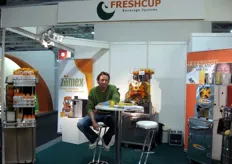 Stand Freshcup Bverage Systems (Germania). In foto Martijn Van der Maarel della Zumex SA, i cui prodotti vengono distribuiti dalla Freshcup in Germania.