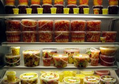 Tutte le insalate sono preparate manualmente con frutta fresca selezionata. A garanzia della qualità dei prodotti la FructoFresh possiede le certificazioni BRC e IFS.